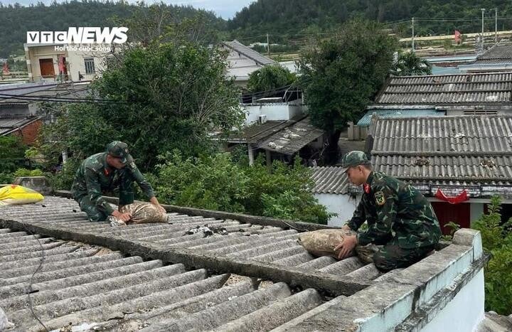 យោងតាមមជ្ឈមណ្ឌលជាតិសម្រាប់ការព្យាករណ៍ធនធានជលសាស្ត្រ តំបន់ពិសេស Ly Son (ខេត្ត Quang Ngai) គឺជាតំបន់មួយក្នុងចំណោមតំបន់ដំបូងគេ និងខ្លាំងបំផុតដែលរងផលប៉ះពាល់ដោយព្យុះលេខ 13 ។ ខ្យល់ព្យុះលេខ 13 នៅតំបន់ពិសេស Ly Son អាចឡើងដល់កម្រិតទី 12 កាន់តែខ្ពស់ ហើយមានខ្យល់ព្យុះដល់កម្រិត 14-15 ។