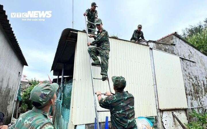 ចាប់តាំងពីព្រឹកនេះ (៥ វិច្ឆិកា) មន្ត្រី និងទាហានរាប់រយនាក់នៃកងកម្លាំងការពារព្រំដែនដែលឈរជើងក្នុងតំបន់ពិសេស Ly Son មានវត្តមាននៅគេហដ្ឋានរបស់ប្រជាជននៅលើកោះ ដើម្បីជួយពង្រឹងផ្ទះមុនពេលព្យុះលេខ ១៣ បោកបក់មកលើដី។