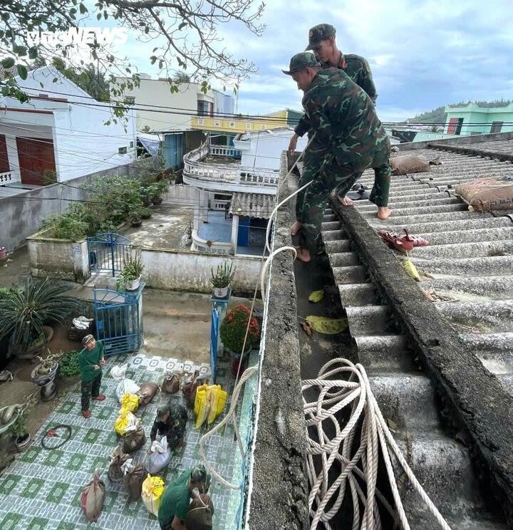 ការងាររុះរើផ្ទះជួយប្រជាជននៅតំបន់សេដ្ឋកិច្ចពិសេស Ly Son កំពុងត្រូវបានអនុវត្តជាបន្ទាន់។