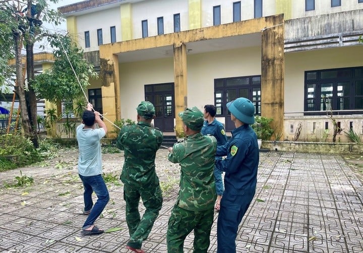 នៅទីក្រុង Da Nang មុនពេលព្យុះលេខ 13 បោកបក់មក ប៉ុស្តិ៍ឆ្មាំព្រំដែនកំពង់ផែ Ky Ha បានពង្រាយមន្ត្រី និងទាហាន ដើម្បីគាំទ្រការពង្រឹងផ្ទះ និងកាត់ដើមឈើនៅសាលាមត្តេយ្យ Binh Minh សាលាបឋមសិក្សា Tran Quoc Toan និងគ្រួសារនៅភូមិ Xuan Trung ឃុំ Nui Thanh។