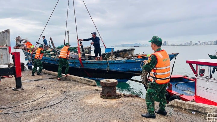 នាព្រឹកនេះផងដែរ ប៉ុស្តិ៍ឆ្មាំព្រំដែន Son Tra បានជួយអ្នកនេសាទនាំយកទូករបស់ពួកគេចូលច្រាំងដើម្បីជ្រកកោនពីខ្យល់ព្យុះ។