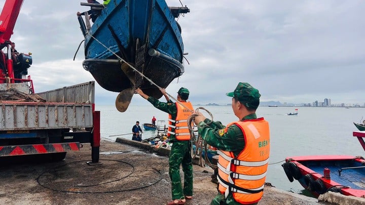 ទូកត្រូវបានលើកឡើងទៅកាន់ទីជម្រកសុវត្ថិភាព។