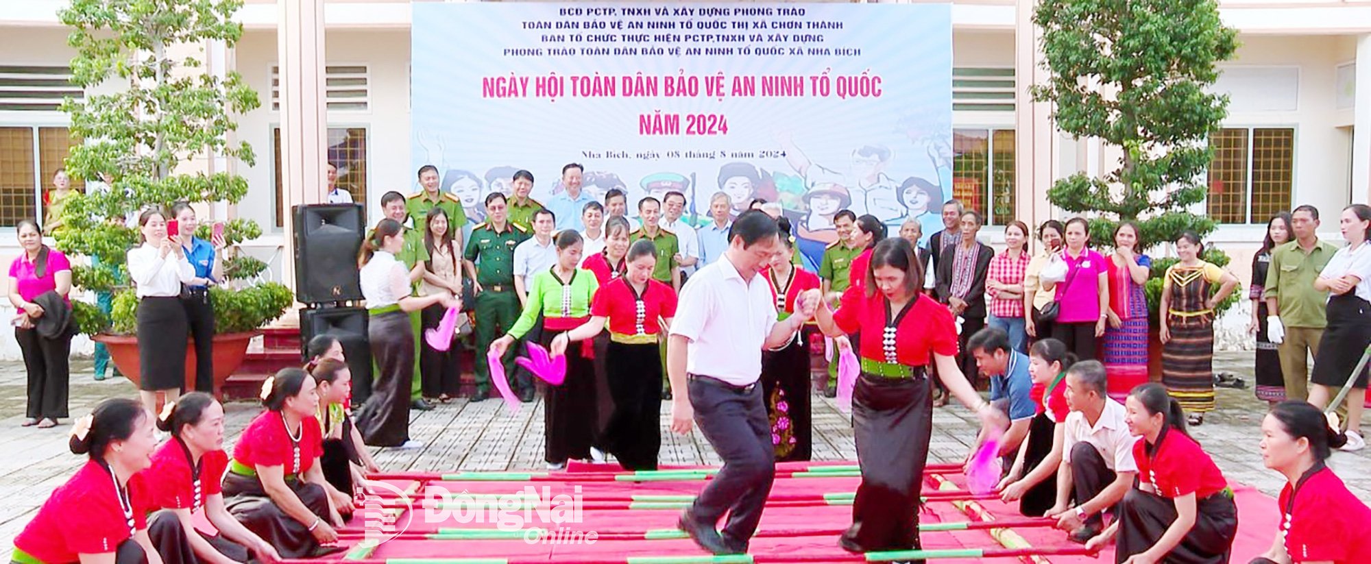 ປະຊາຊົນທຸກຊັ້ນວັນນະເຂົ້າຮ່ວມວັນປ້ອງກັນຄວາມສະຫງົບແຫ່ງຊາດຢູ່ຕາແສງ ຮ່າບິກ ປີ 2024. ພາບ: ລຳຕຸຍເຍີດ