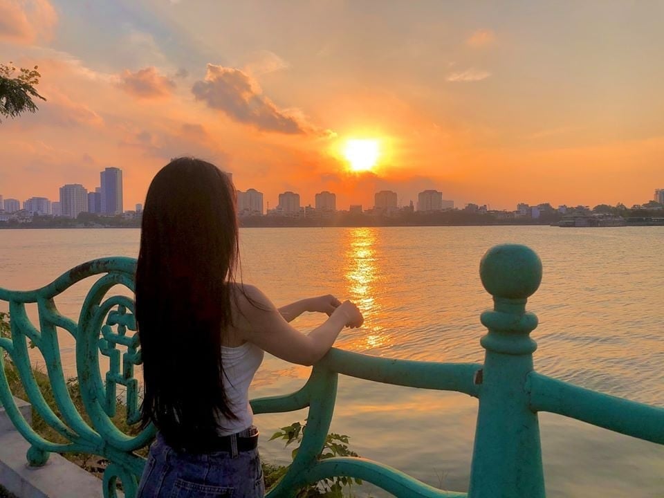 Der Westsee, der sich in der Nähe des Zentrums der Hauptstadt befindet, ist ein wunderschöner Ort, um den Sonnenuntergang zu beobachten.