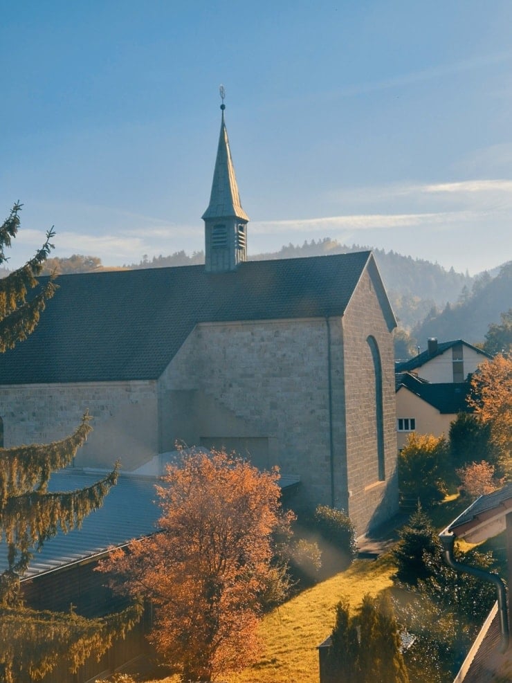 Sebuah gereja purba dilihat dari tingkap hotel di bandar Baden Baden.