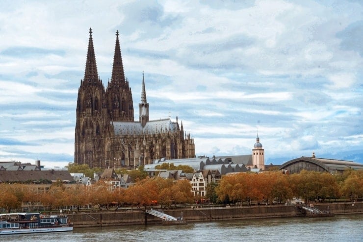 Bandar purba Cologne di tebing Rhine pada musim luruh.