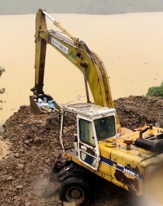 Đến với học trò bị cô lập do mưa lũ - Ảnh 1.