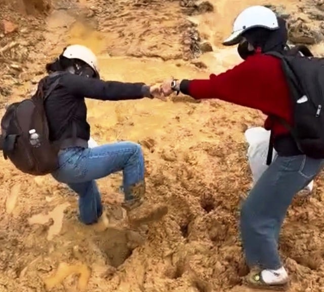 Đến với học trò bị cô lập do mưa lũ - Ảnh 3.