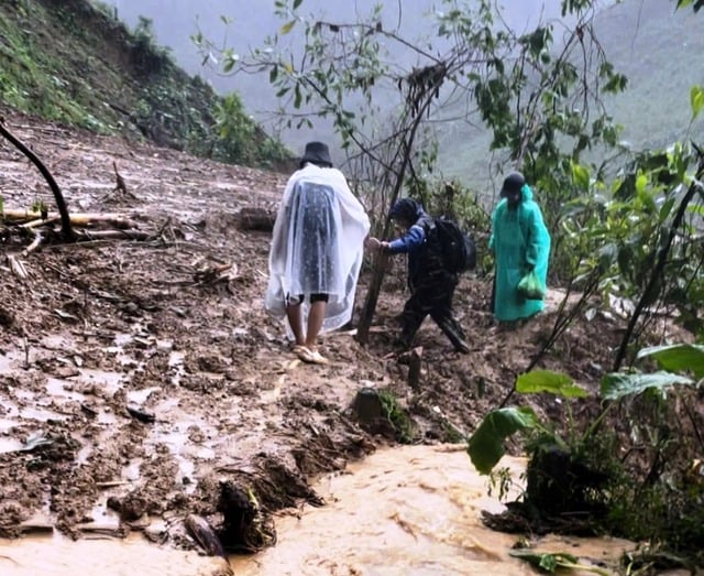 Đến với học trò bị cô lập do mưa lũ - Ảnh 4.