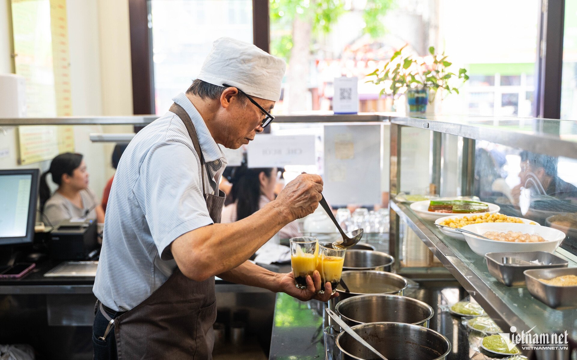 ຮ້ານຂາຍແກງຫວານ W-sixteen ຢູ່ຮ່າໂນ້ຍ.jpg