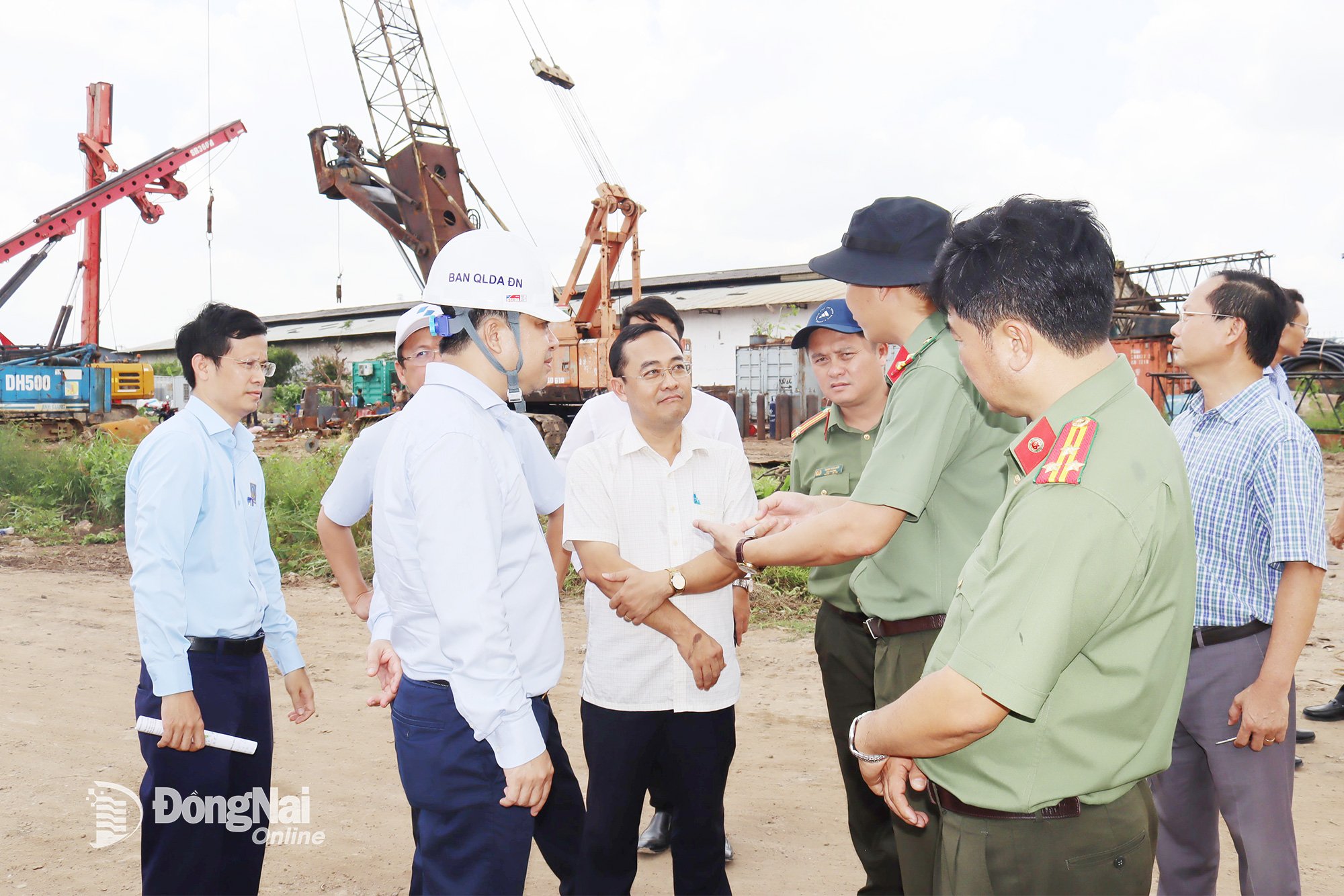 ກໍາມະການພັກແຂວງ, ຮອງປະທານຄະນະກໍາມະການປະຊາຊົນແຂວງ ໂຮ່ວັນຮ່າ (ທີ່ສອງຈາກຊ້າຍ) ໄດ້ພົບປະ ແລະ ຊຸກຍູ້ບັນດາວິສາຫະກິດຍົກຍ້າຍໂຮງງານອອກຈາກສວນອຸດສາຫະກໍາ ບຽນຮວ່າ 1. ພາບ: ບ້ານໃໝ່