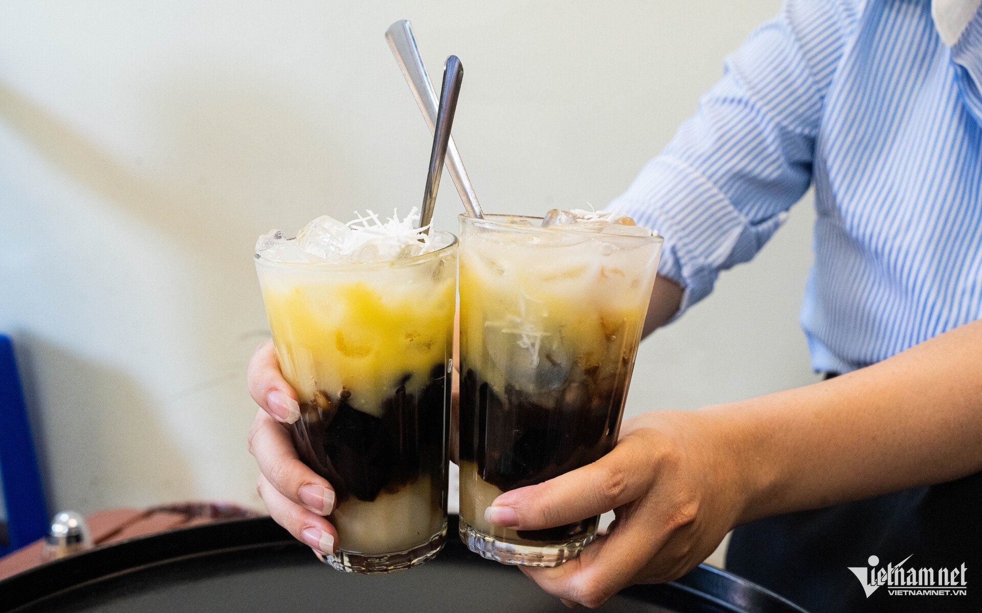 ຮ້ານຂາຍແກງຫວານ W-sixteen ຢູ່ຮ່າໂນ້ຍ.jpg