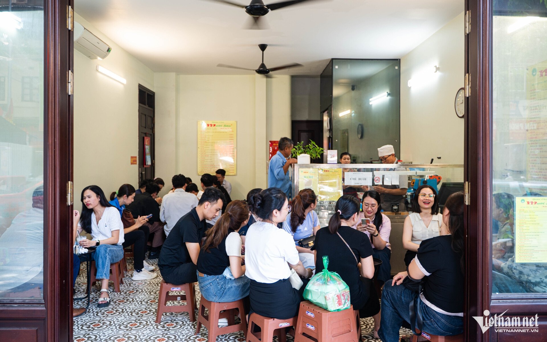 ຮ້ານຂາຍແກງຫວານ W-sixteen ຢູ່ຮ່າໂນ້ຍ.jpg