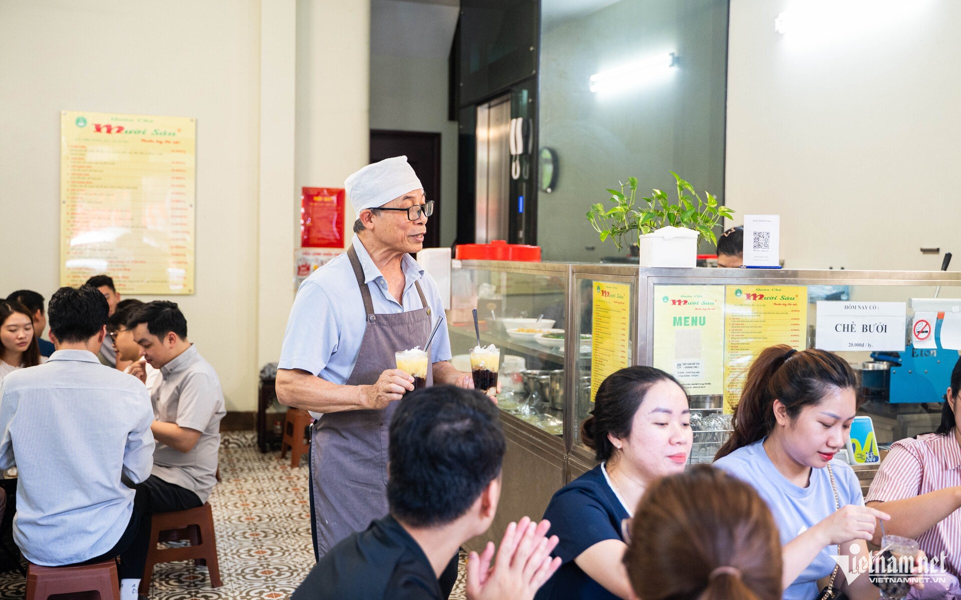 ຮ້ານຂາຍແກງຫວານ W-sixteen ຢູ່ຮ່າໂນ້ຍ.jpg