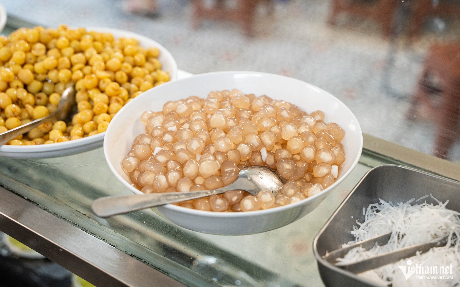 ຮ້ານຂາຍແກງຫວານ W-sixteen ຢູ່ຮ່າໂນ້ຍ.jpg