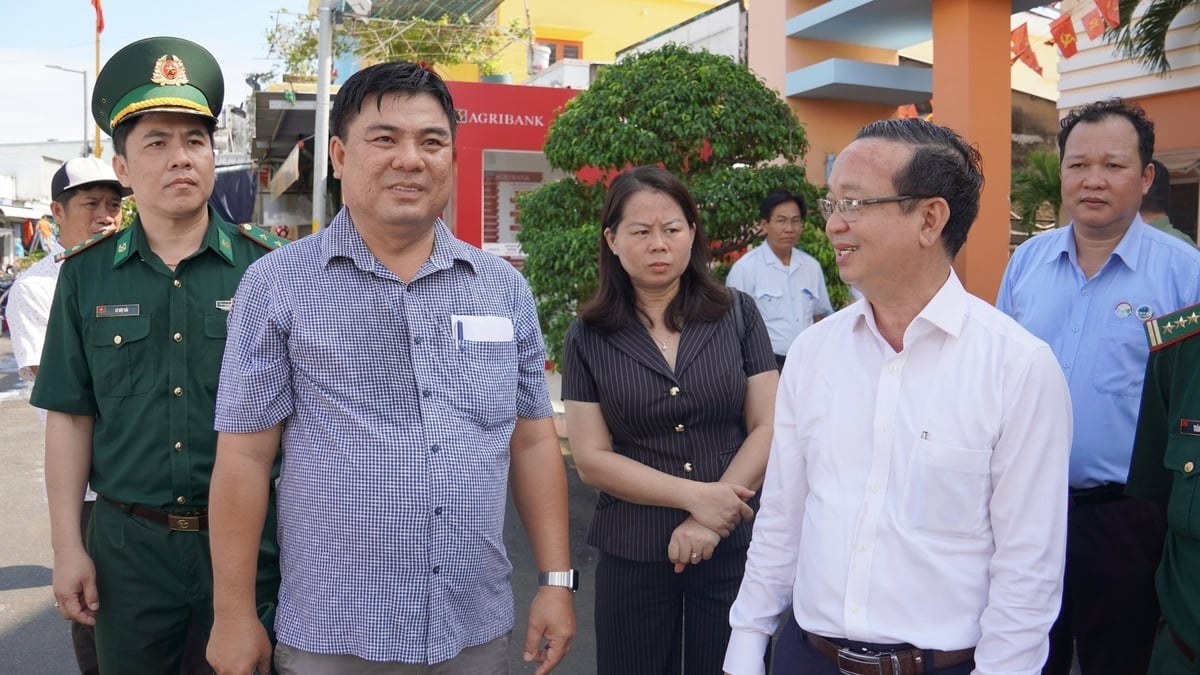 معاون رئیس کمیته مردمی شهر هوشی مین، بویی مین تان (با پیراهن سفید) صبح روز ۵ نوامبر طی یک سفر کاری با رهبران کمون تان آن گفتگو کرد و هدف از این گفتگوها حل مشکلات مربوط به مرزهای حفاظتی جنگلها و منابع آب پاک برای کمون جزیره بود. عکس: لو بین. Phó Chủ tịch UBND TP.HCM Bùi Minh Thạnh (áo trắng) trao đổi với lãnh đạo xã Thạnh An trong chuyến công tác sáng 5/11, nhằm tháo gỡ những khó khăn về ranh rừng phòng hộ và nguồn nước sạch cho xã đảo. Ảnh: Lê Bình.