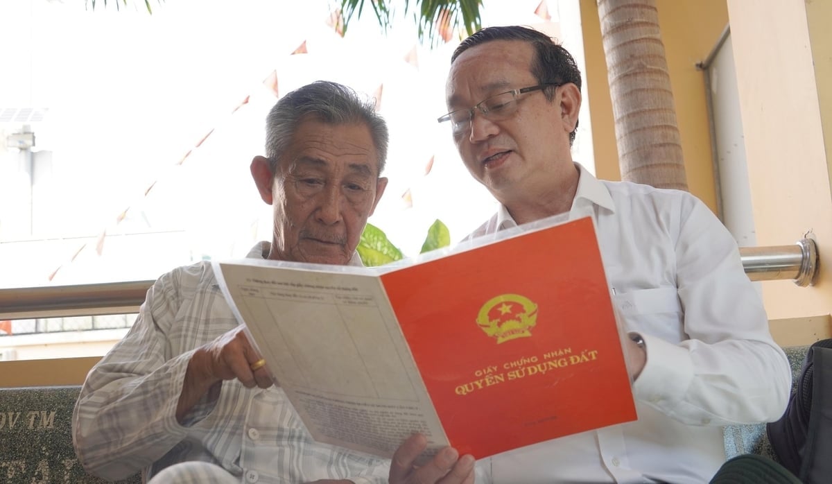 نایب رئیس کمیته مردمی شهر هوشی مین، بوی مین تان، مستقیماً مردم کمون تان آن را در مورد رویههای اداری در دفتر مرکزی کمیته مردمی کمون راهنمایی میکند. عکس: لو بین. Phó Chủ tịch UBND TP.HCM Bùi Minh Thạnh trực tiếp hướng dẫn người dân xã Thạnh An về thủ tục hành chính tại trụ sở UBND xã. Ảnh: Lê Bình.