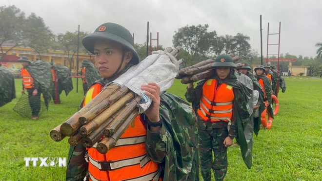Styrker fra Regiment 6, Hue bys militærkommando, er klare til å rykke ut etter storm nr. 13. (Foto: Mai Trang/VNA)