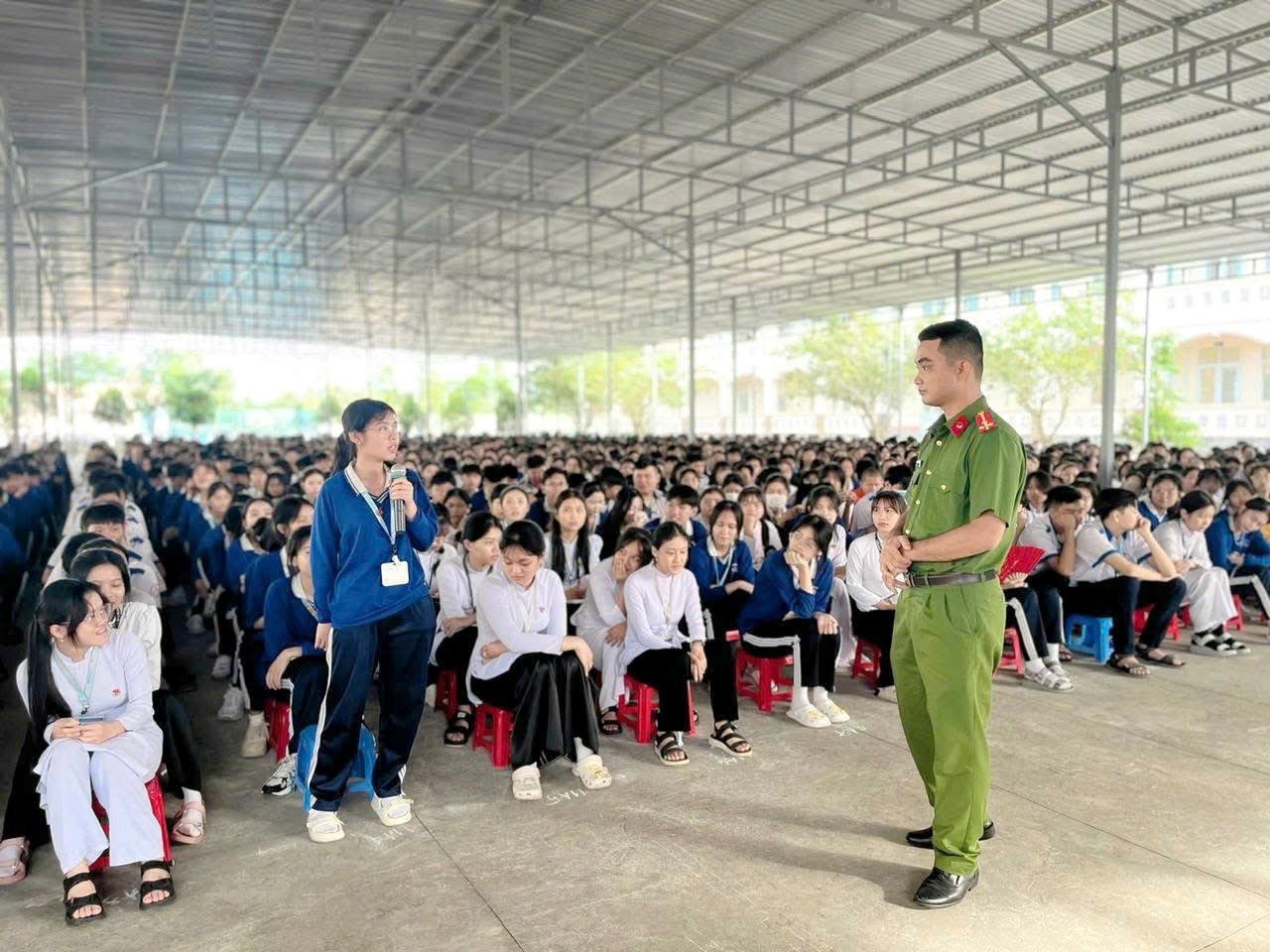 Kommunepolitiet formidler og formidler lover om narkotikaforebygging og -kontroll på skolene.
