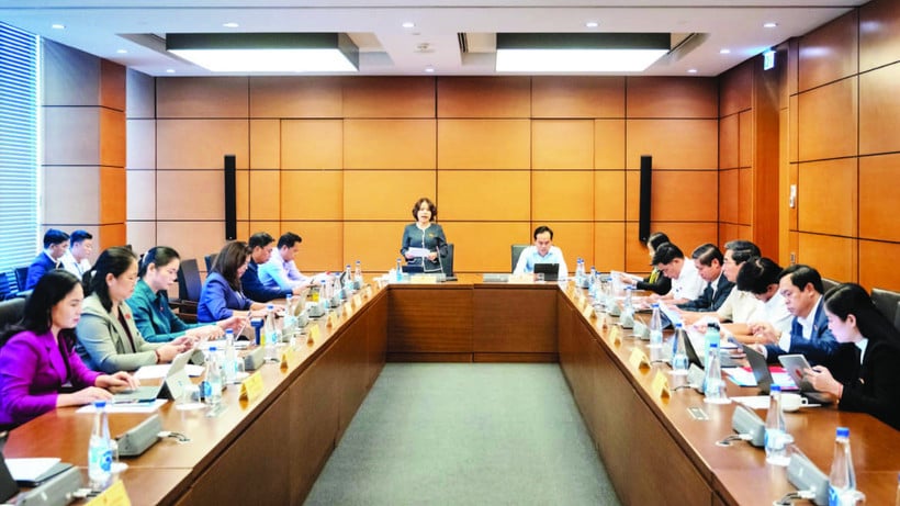 দা নাং শহর এবং কাও বাং এবং টুয়েন কোয়াং প্রদেশের জাতীয় পরিষদের প্রতিনিধিরা দলবদ্ধভাবে আলোচনা করছেন। (ছবি: দাং আনহ)