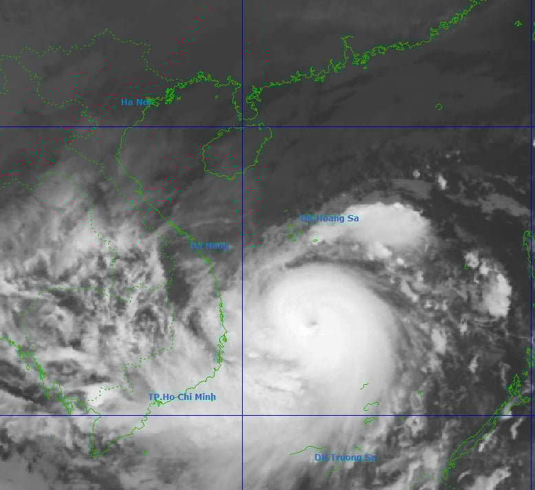 Vị trí bão số 13 hồi 6h sáng ngày 6/11 cho thấy vùng mây hoàn lưu bão rộng và có thể gây dông lốc, gió giật mạnh từ trước khi vào gần bờ. Ảnh: NCHMF.