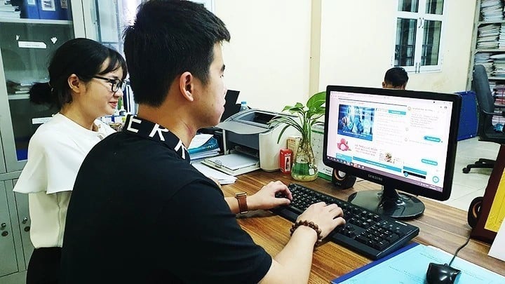 Các đơn vị đang khẩn trương thực hiện số hóa tài liệu. (Ảnh: Báo Nhân Dân)