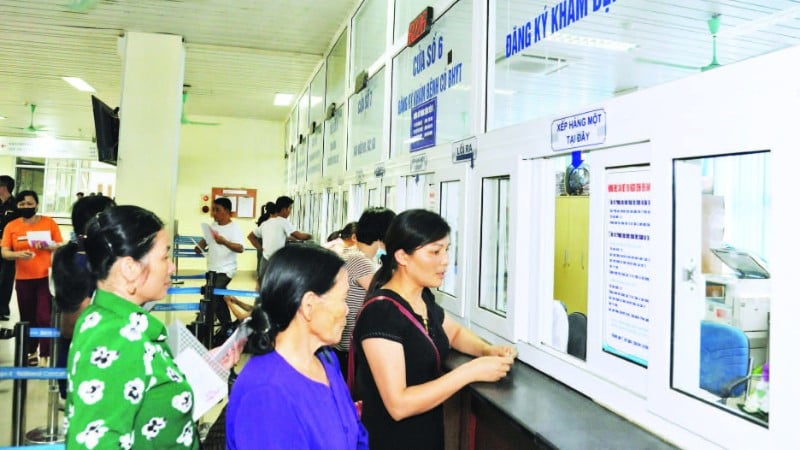 Folk gjennomfører helseforsikringsundersøkelser og behandlingsprosedyrer på Tan Trieu K sykehus. (Foto: KHÁNH AN)