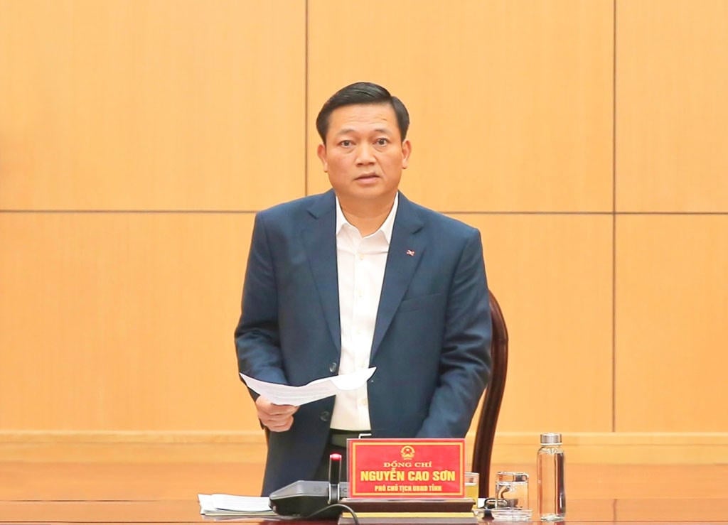 ທ່ານ ຫງວຽນຊວນເຊີນ, ກຳມະການພັກແຂວງ, ຮອງປະທານຄະນະກຳມະການປະຊາຊົນແຂວງ ນິງບິ່ງ ກ່າວຄຳເຫັນທີ່ກອງປະຊຸມ.