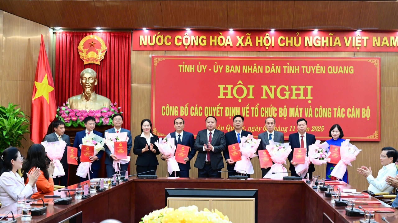Lãnh đạo tỉnh Tuyên Quang trao quyết định, tặng hoa chúc mừng các cán bộ được điều động, bổ nhiệm giữ chức vụ cấp phó các đơn vị. Ảnh: Duy Tuấn.