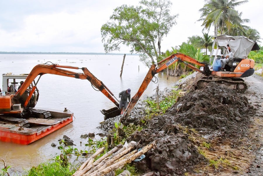 ফং থান কমিউনের হাউ নদীর তীরবর্তী বাঁধটি শক্তিশালী করা হচ্ছে।