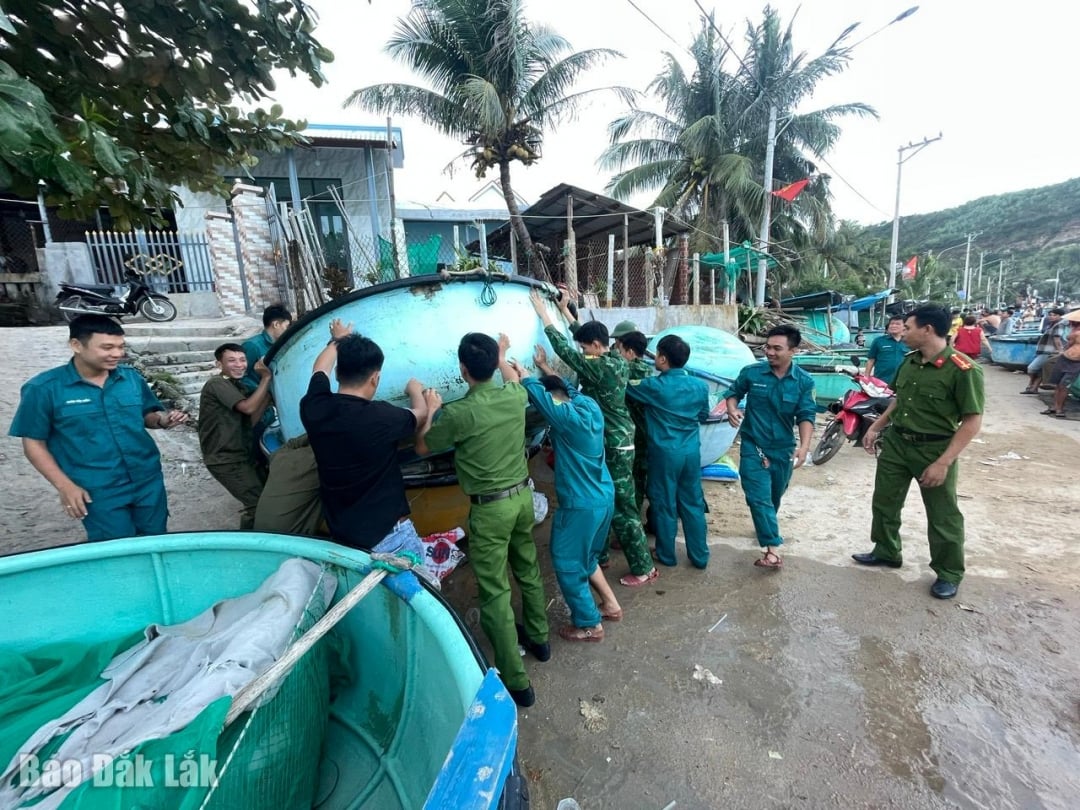 Police and military forces of Xuan Loc commune support people to move vehicles and property to a safe place. Photo: Contributor