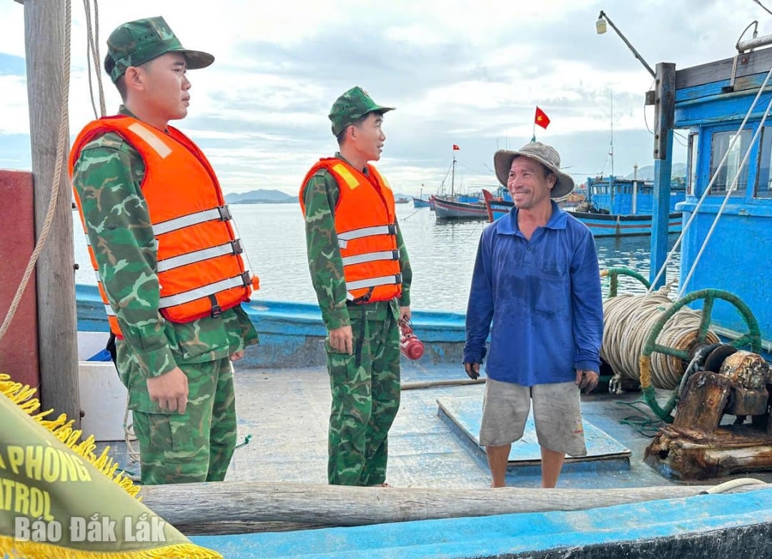 Xuan Hoa Border Guard Station coordinated with Xuan Canh Commune People's Committee to propagate and guide people to bring boats to safely shelter from the storm. Photo: Contributor