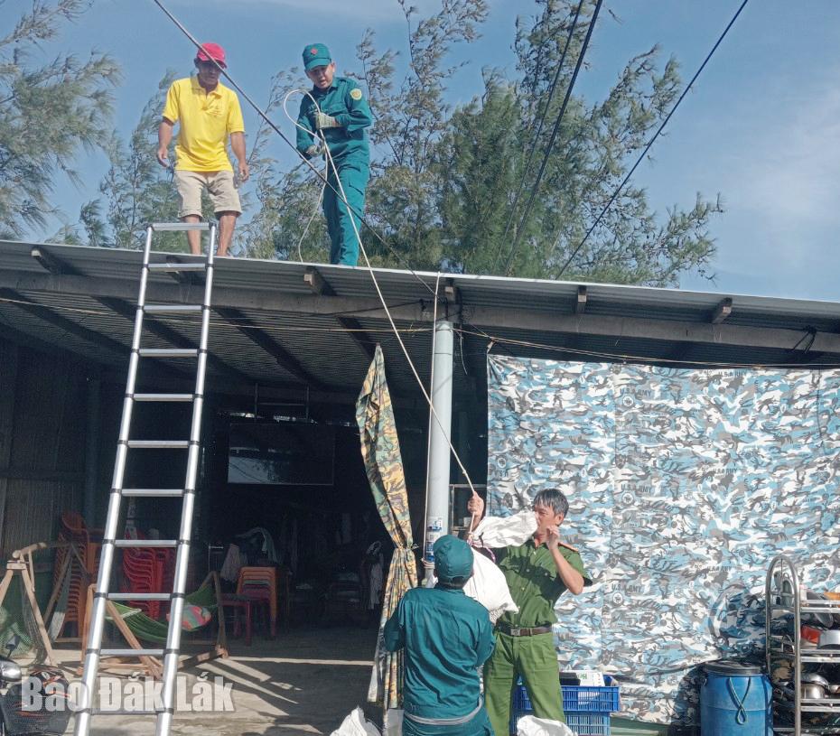Authorities of Xuan Canh commune help people reinforce and brace their houses. Photo: Contributor