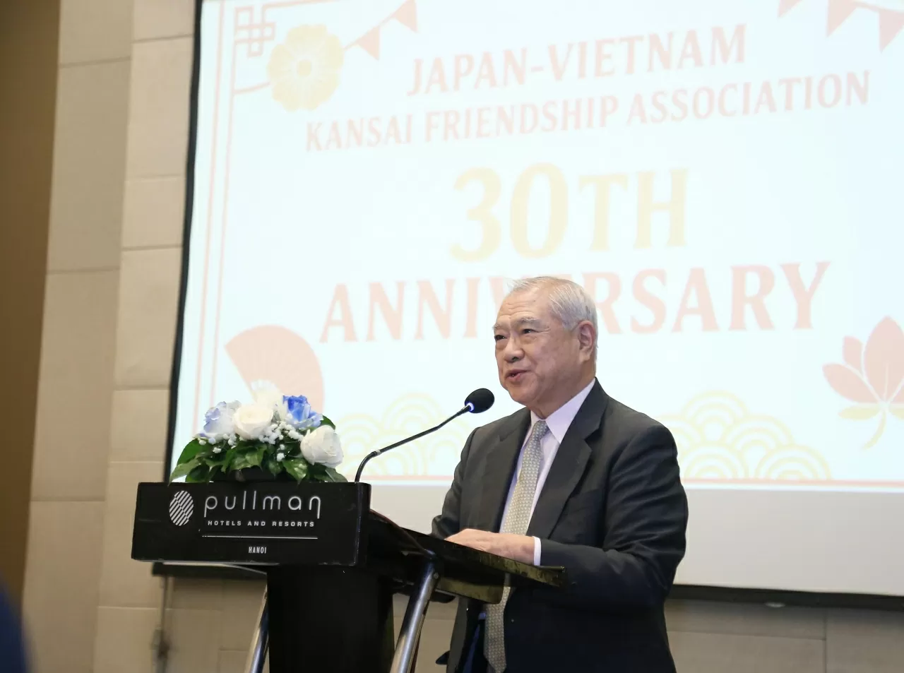 Formannen for Japan-Vietnam vennskapsforening i Kansai-regionen, Nishimura Teiichi, talte på festen. (Foto: Jackie Chan) Chủ tịch Hội hữu nghị Nhật – Việt khu vực Kansai, ngài Nishimura Teiichi phát biểu tại buổi Tiệc. (Ảnh: Thành Long)