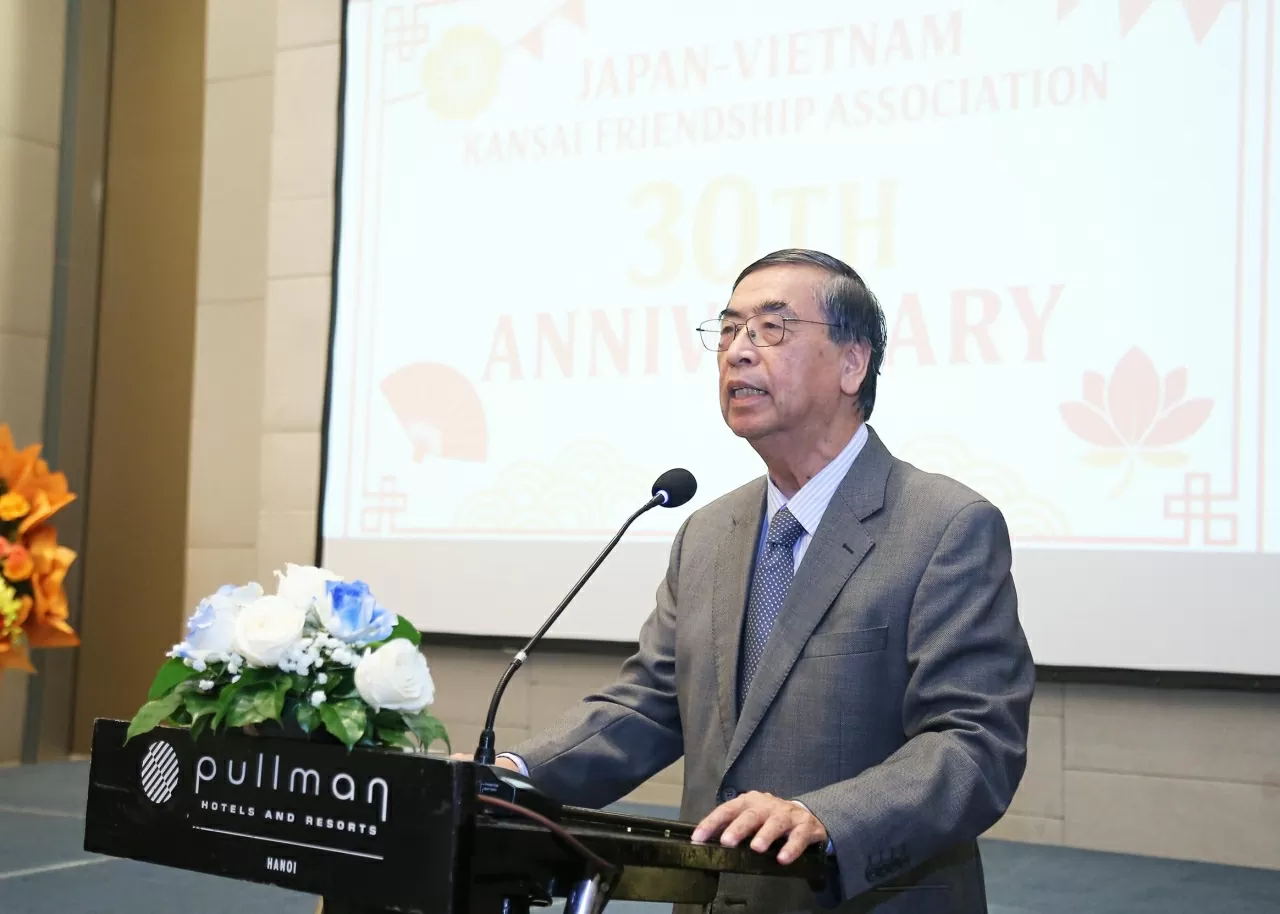 Tidligere viseutenriksminister, Vietnams ambassadør til Japan, Nguyen Phu Binh, talte på festen. (Foto: Thanh Long) Nguyên thứ trưởng Bộ Ngoại giao, Đại sứ Việt Nam tại Nhật Bản Nguyễn Phú Bình phtas biểu tại buổi Tiệc. (Ảnh: Thành Long)