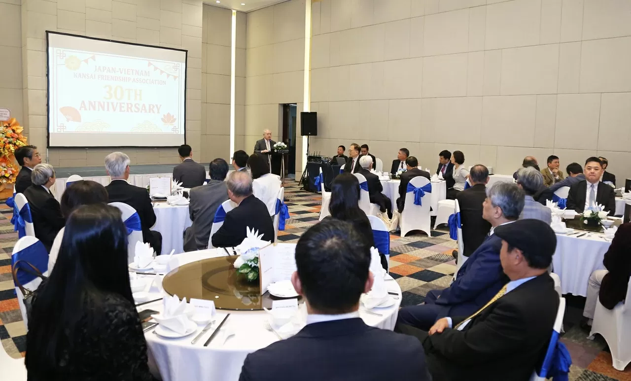 Panorama av mottakelsen som feirer 30-årsjubileet for etableringen av Japan-Vietnam vennskapsforening i Kansai-regionen. (Foto: Jackie Chan) Toàn cảnh Tiệc chiêu đãi kỷ niệm 30 năm thành lập Hội hữu nghị Nhật – Việt khu vực Kansai. (Ảnh: Thành Long)