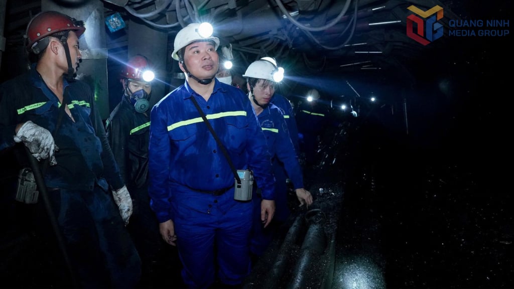 Phó Tổng Giám đốc Tập đoàn Nguyễn Văn Tuân kiểm tra hiện trường sản xuất tại Lò chợ cơ giới hóa đồng bộ I-7-7 mức -90/-110, Phân xưởng Khai thác 11 (Công ty CP Than Vàng Danh).