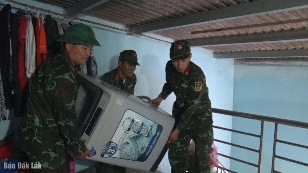 Lokala soldater hjälpte människor att transportera tunga föremål.