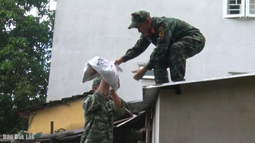 Stödja människor att stötta tak för att undvika att de blåser av när en storm slår till.