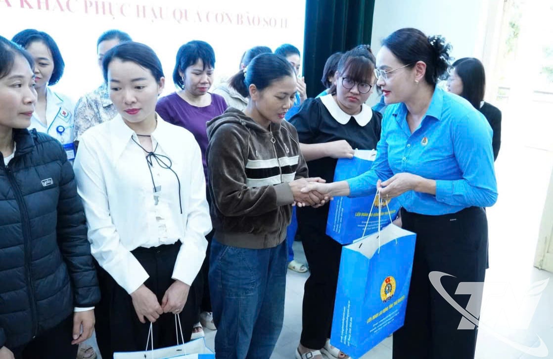 Federația Provincială a Muncii încurajează și oferă cadouri lucrătorilor afectați de inundații.