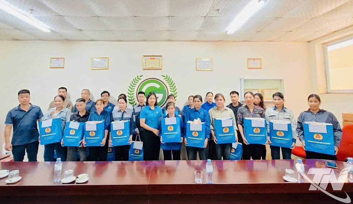 Dna Do Thi Hien, președinta Federației Muncii din Provincia Thai Nguyen, i-a încurajat pe lucrători și le-a oferit cadouri.