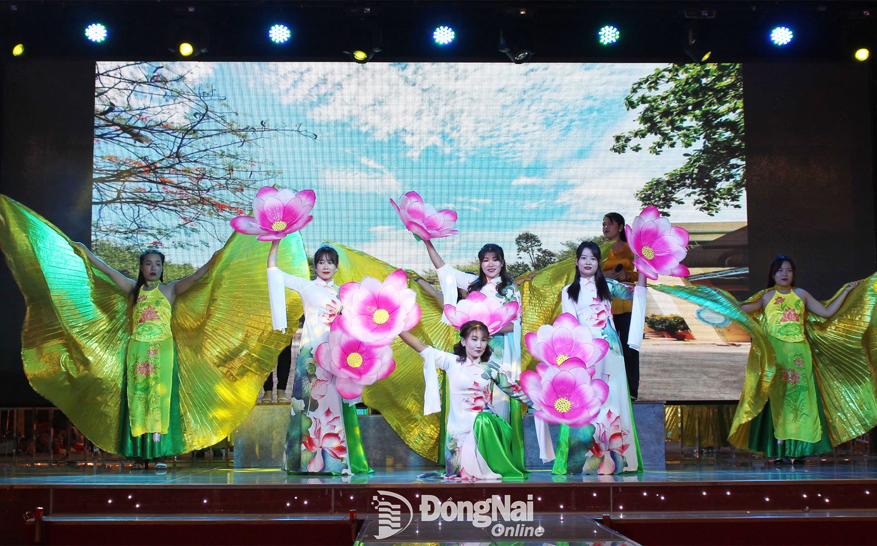 Cán bộ, công chức, viên chức, người lao động trên địa bàn tỉnh tham gia phong trào văn nghệ, thể thao, nâng cao đời sống tinh thần. Ảnh: My Ny