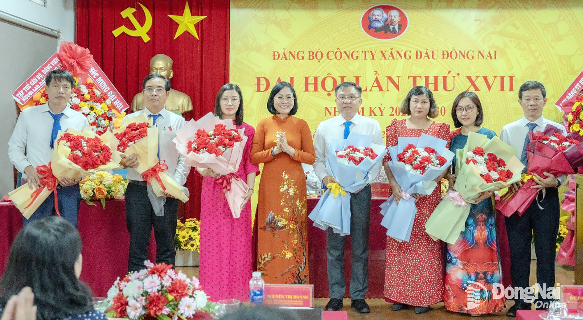 Bà Nguyễn Thị Hoàng, Tỉnh uỷ viên, Phó Chủ tịch UBND tỉnh chúc mừng thành công Đại hội Đảng bộ Công ty Xăng dầu Đồng Nai lần thứ XVII, NK 2025-2030