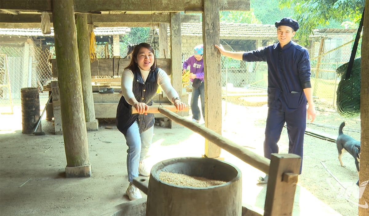 លោក Hoang Van Luat មន្ត្រីរណសិរ្សភូមិ Ban Gieng (ឃុំ Phong Quang) ណែនាំភ្ញៀវទេសចរឱ្យទទួលបានបទពិសោធន៍ការងារប្រពៃណី។