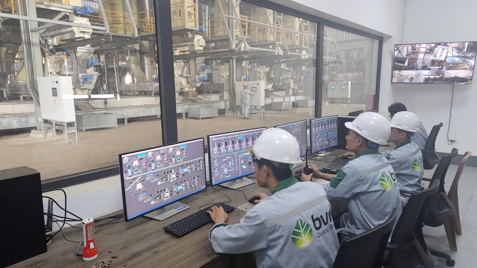 Pabrik tablet ini diinvestasikan dengan teknologi modern dan produksi otomatis. Foto: T. Phung. Nhà máy sản xuất viên nén được đầu tư với công nghệ hiện đại, tự động hóa sản xuất. Ảnh: T. Phùng.