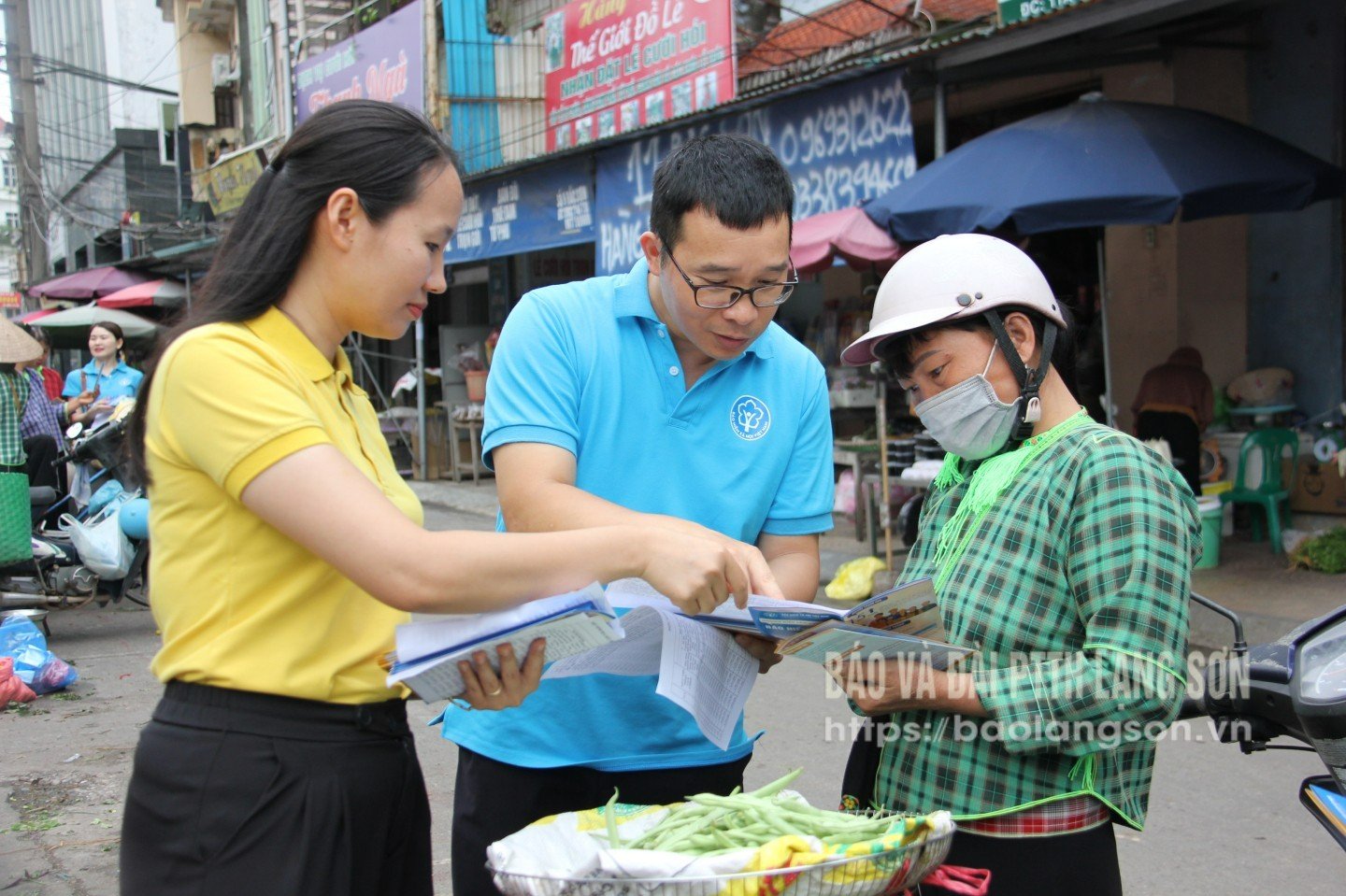 Cán bộ BHXH tỉnh tuyên truyền, vận động người dân tham gia BHXH tự nguyện