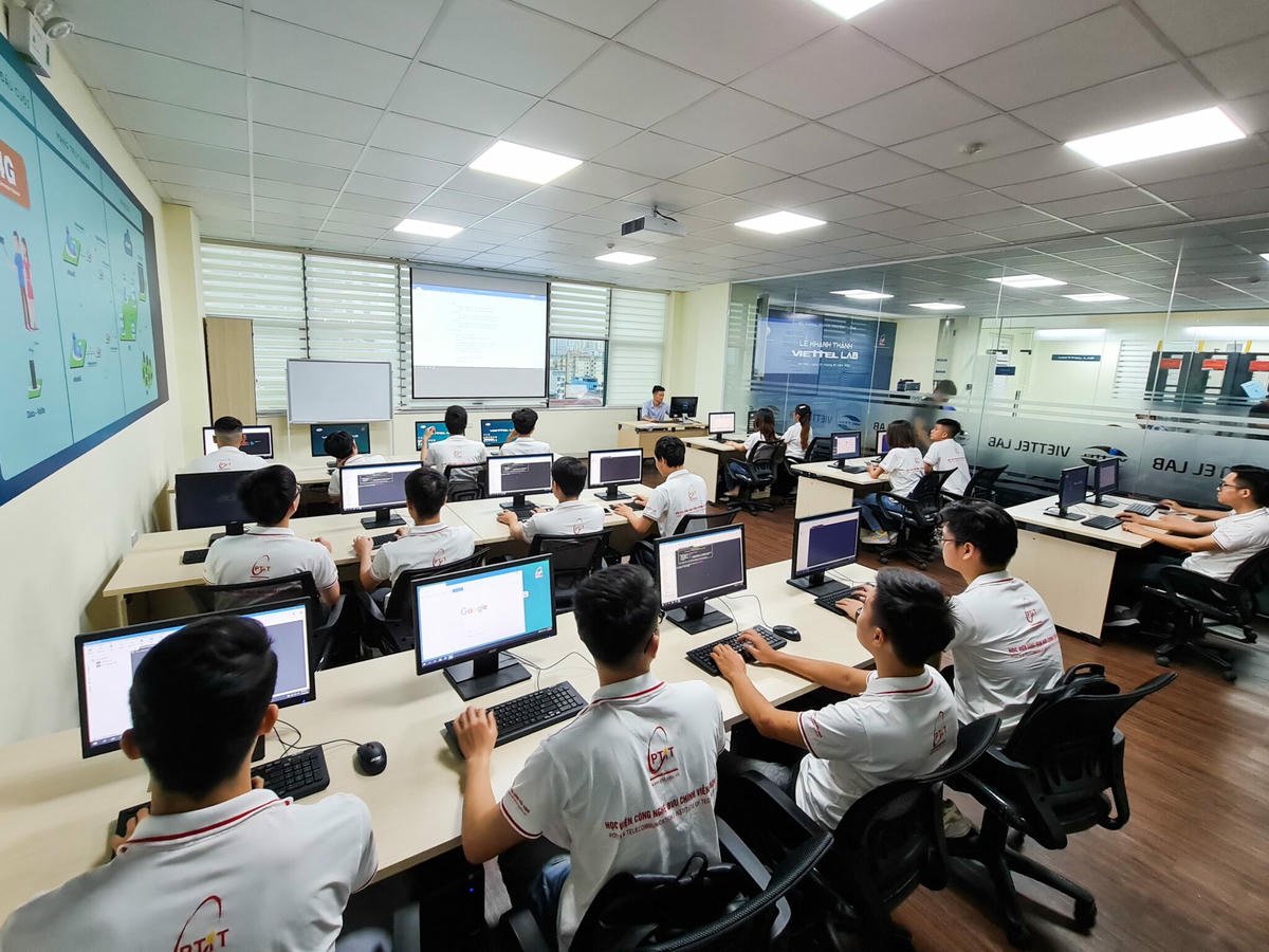 Ψηφιακή ανάπτυξη - το θεμέλιο για βιώσιμη τριτοβάθμια εκπαίδευση Phát triển số - nền tảng cho giáo dục đại học bền vững