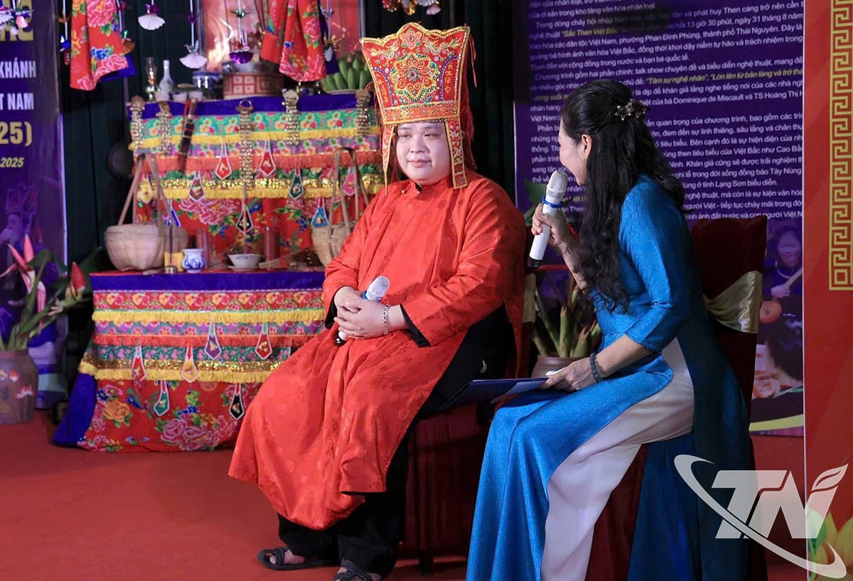 Forfatter Minh Hang snakker med håndverkerne i programmet «Sac Then Viet Bac» som ble holdt i august 2025.