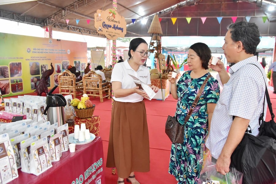 방문객들은 코코아 가루 제품을 즐기고, 제품에 대해 배웁니다.