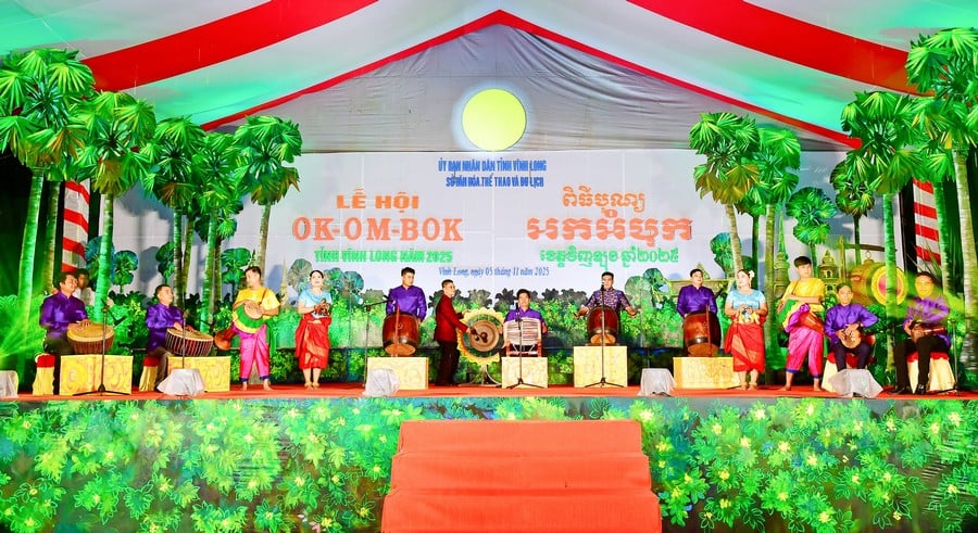 Выступление на традиционных кхмерских музыкальных инструментах в честь фестиваля Ок Ом Бок.